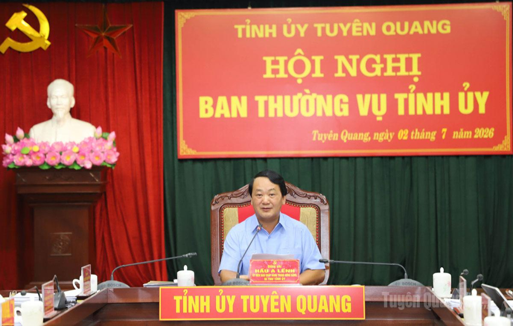 Bí thư Tỉnh ủy Hầu A Lềnh phát biểu kết luận hội nghị.