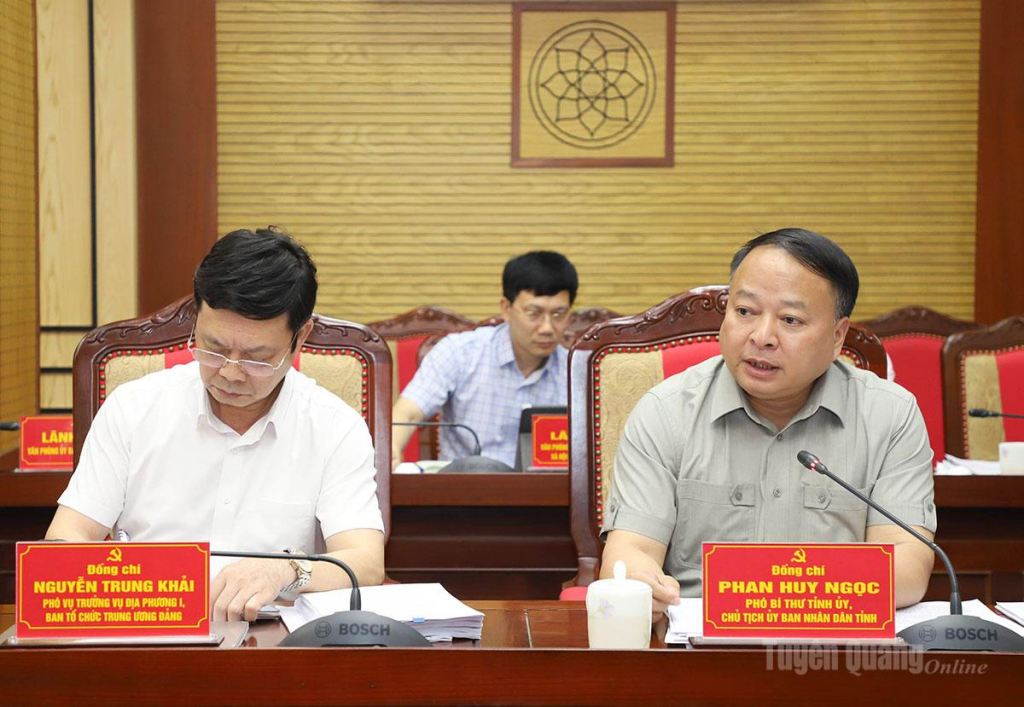 Phó Bí thư Tỉnh ủy, Chủ tịch UBND tỉnh Phan Huy Ngọc phát biểu tại hội nghị.