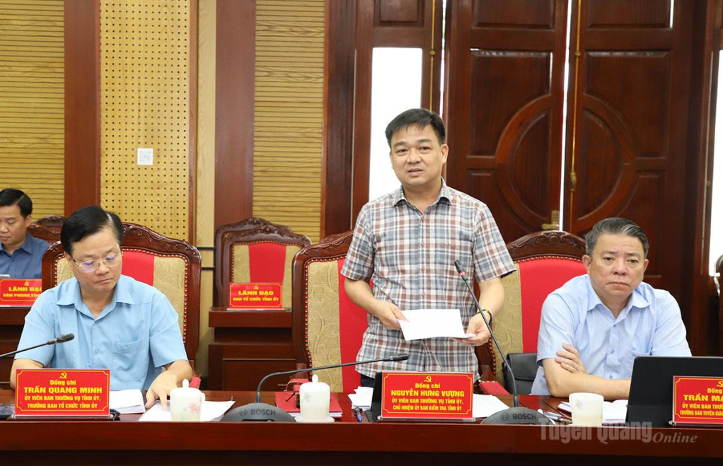 Chủ nhiệm UBKT Tỉnh ủy Nguyễn Hưng Vượng thảo luận tại hội nghi.