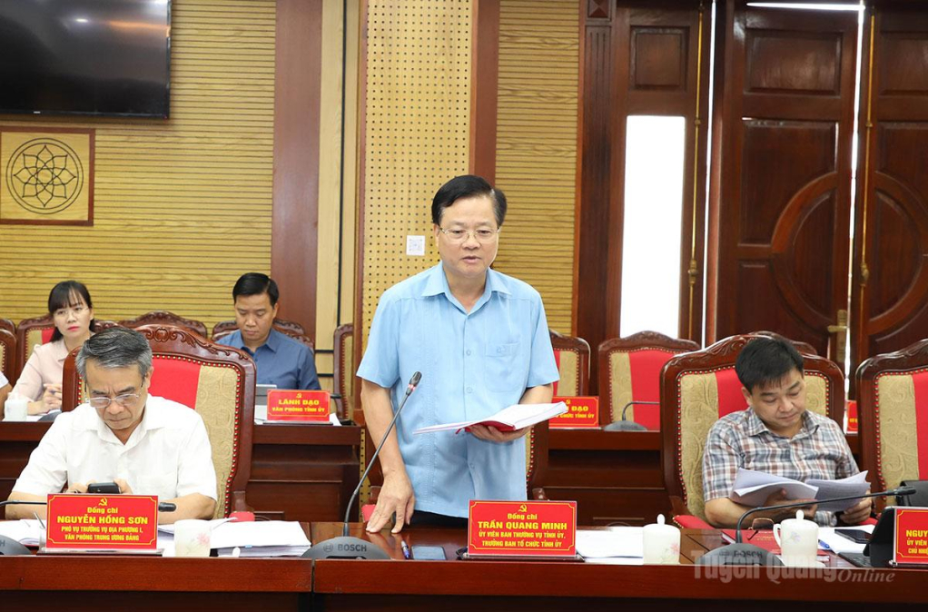 Trưởng Ban Tổ chức Tỉnh ủy Trần Quang Minh thảo luận tại hội nghị.