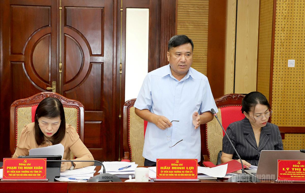 Phó Chủ tịch Thường trực HĐND tỉnh Hầu Minh Lợi thảo luận tại hội nghị.