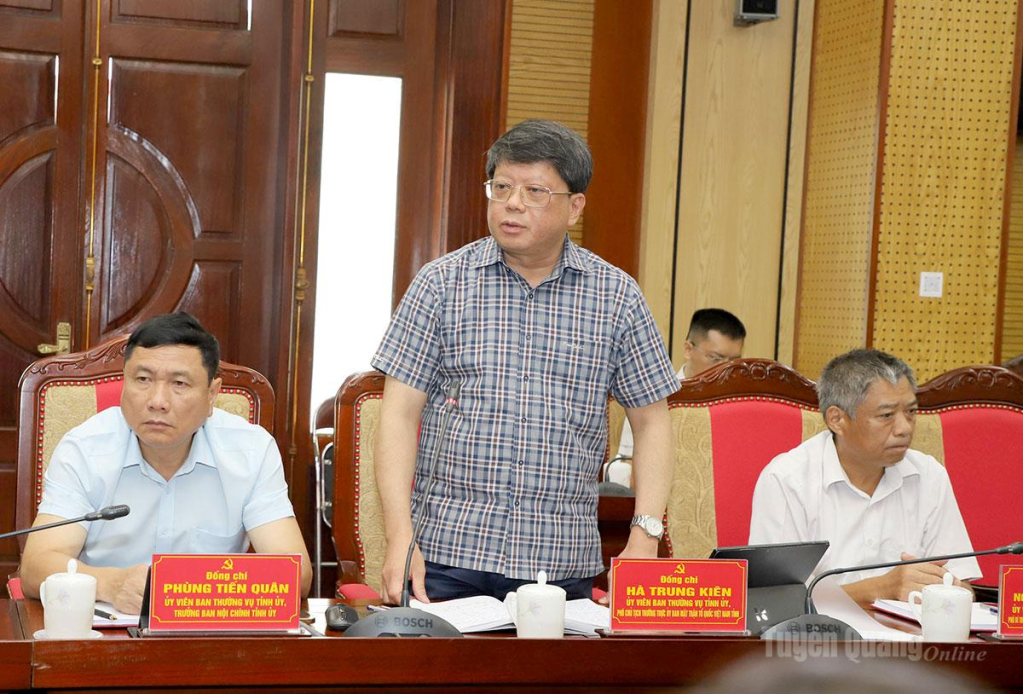 Phó Chủ tịch Thường trực Ủy ban MTTQ tỉnh Hà Trung Kiên thảo luận tại hội nghị.
