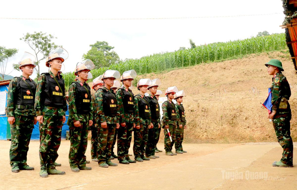 Lãnh đạo Đội rà phá bom mìn quán triệt nhiệm vụ, phổ biến phương án bảo đảm an toàn trước khi cán bộ, chiến sĩ lên đường thực hiện nhiệm vụ.