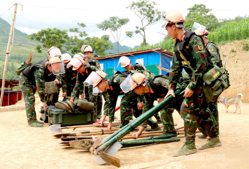 Cán bộ, chiến sĩ kiểm tra, chuẩn bị đầy đủ phương tiện, trang bị và thiết bị chuyên dụng phục vụ công tác rà phá bom mìn, vật nổ.
