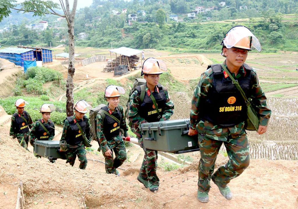 Những người lính công binh hành quân vào khu vực rà phá, mang theo các thiết bị dò tìm hiện đại, bắt đầu một ngày làm nhiệm vụ.