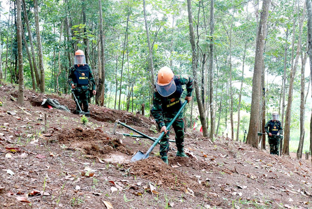 Cán bộ, chiến sĩ dò tìm, đào bóc bom mìn, vật nổ theo đúng quy trình kỹ thuật, bảo đảm an toàn tuyệt đối.