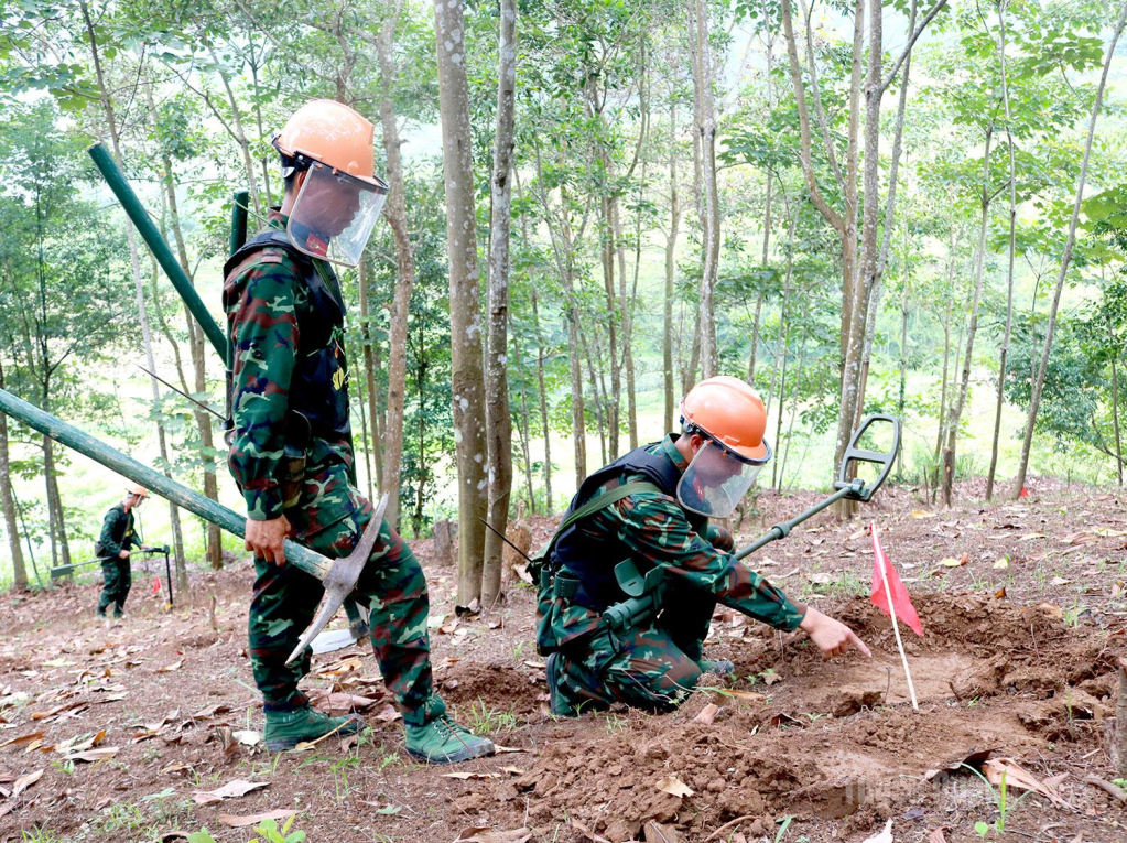 Mỗi tín hiệu từ máy dò đều được kiểm tra, đối chiếu cẩn trọng nhằm xác định chính xác vị trí nghi có bom mìn, vật nổ.