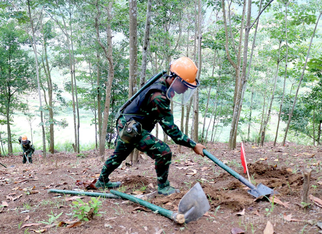 Sau khi khoanh vùng mục tiêu, cán bộ, chiến sĩ kiên trì đào thủ công để tiếp cận vật nổ.