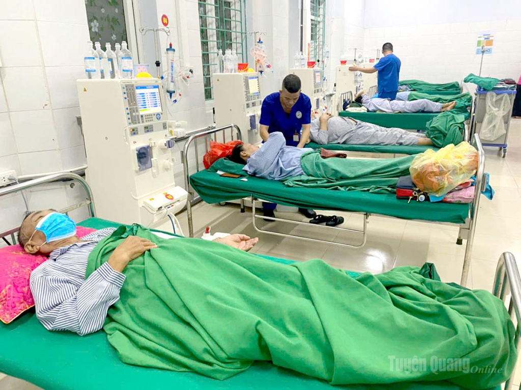 Các bệnh nhân xóm chạy thận, Tổ dân phố 17, phường Hà Giang 2,  được truyền máu tại Khoa nội thận tiết niệu – lọc máu,  Bệnh viện Đa khoa Hà Giang.