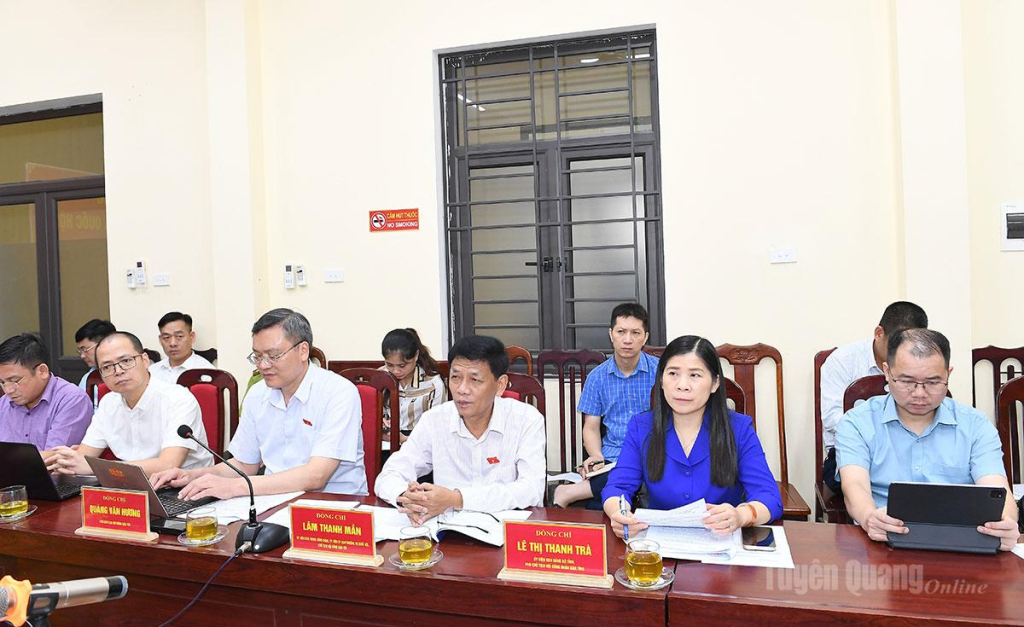 Các đồng chí: Lâm Văn Mẫn, Ủy viên BCH Trung ương Đảng, Ủy viên Ủy ban Thường vụ Quốc hội, Chủ tịch Hội đồng Dân tộc của Quốc hội; Lê Thị Thanh Trà, Ủy viên BCH Đảng bộ tỉnh, Phó Chủ tịch HĐND tỉnh và các đại biểu tại buổi làm việc với xã Trung Sơn.