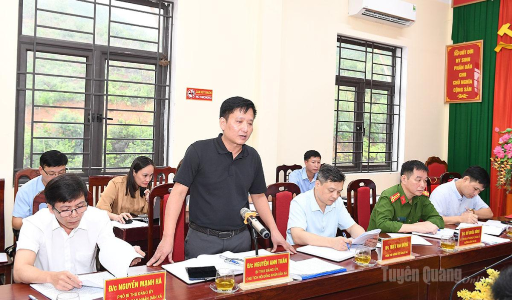 Lãnh đạo xã Trung Sơn báo cáo tình hình thực hiện chính sách, pháp luật về đất đai đối với đồng bào dân tộc thiểu số, vùng dân tộc thiểu số trên địa bàn.