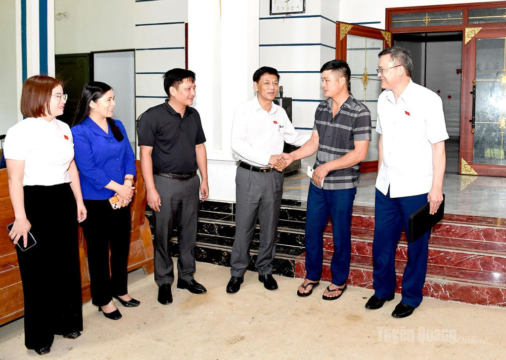 Đồng chí Lâm Văn Mẫn, Ủy viên BCH Trung ương Đảng, Ủy viên Ủy ban Thường vụ Quốc hội, Chủ tịch Hội đồng Dân tộc của Quốc hội thăm hỏi, động viên người dân xã Trung Sơn.