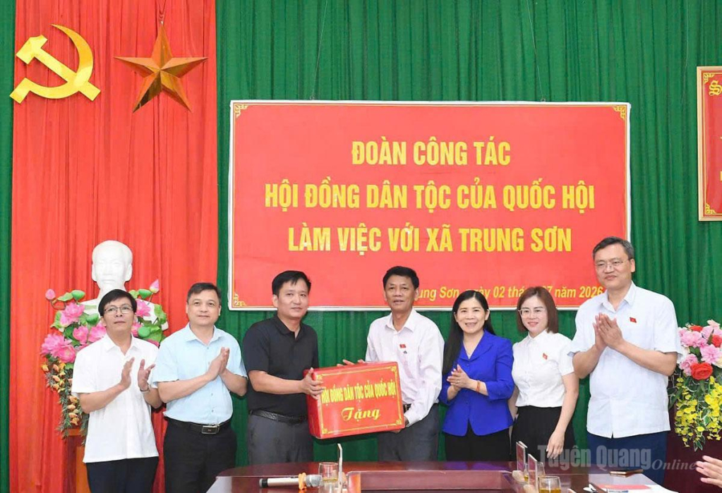 Đoàn công tác Hội đồng Dân tộc của Quốc hội tặng quà xã Trung Sơn.