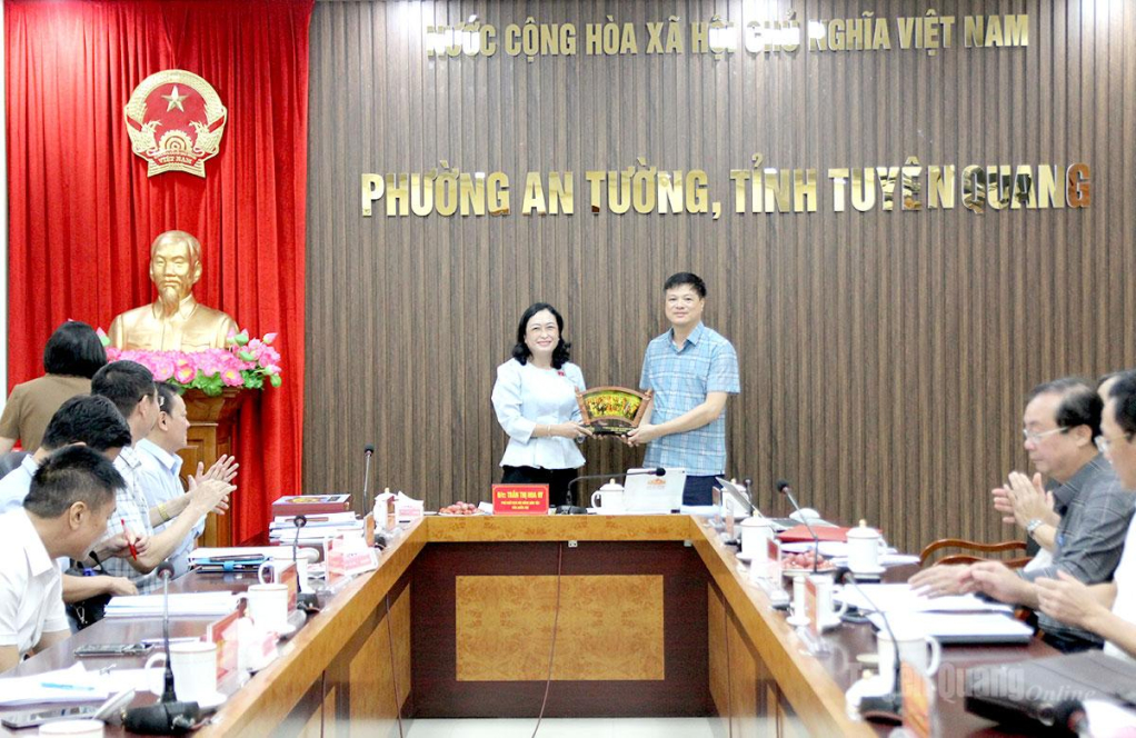 Phó Chủ tịch Hội đồng Dân tộc của Quốc hội tặng quà phường An Tường.