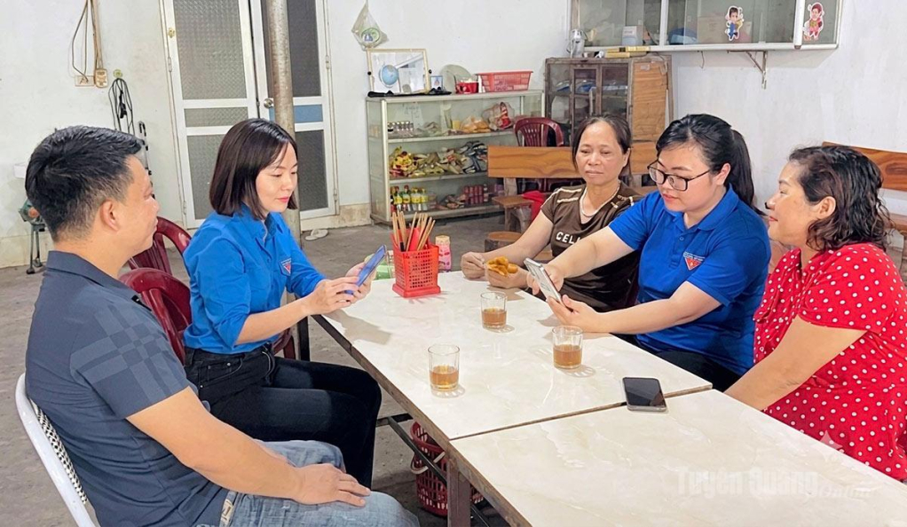 Đoàn viên, thanh niên xã Ngọc Đường hướng dẫn người dân cài đặt Sổ tay đảng viên điện tử.