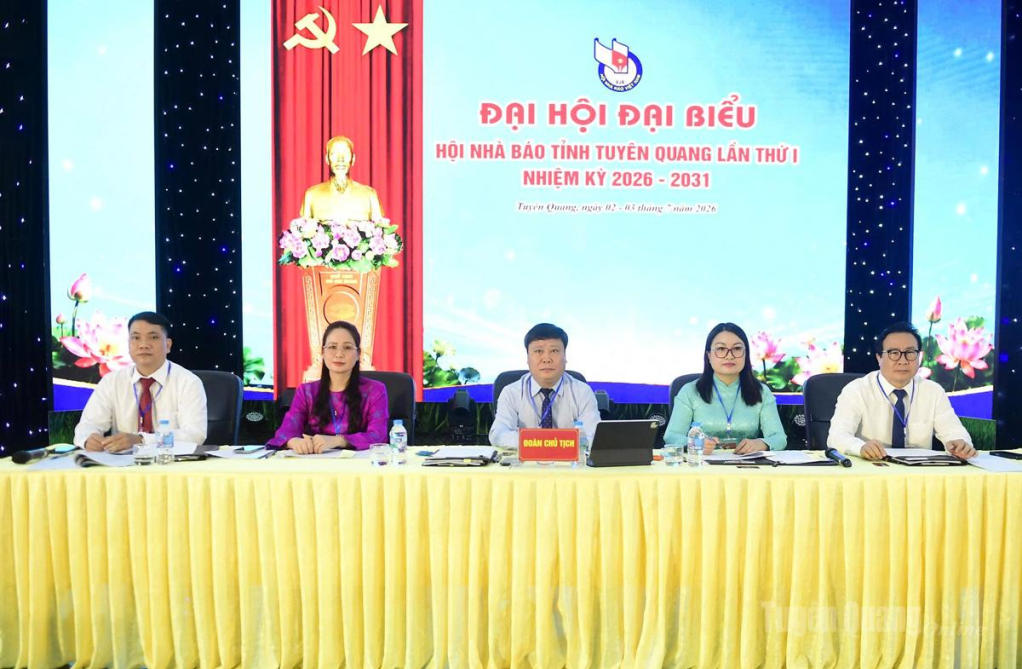 Đoàn Chủ tịch chủ trì Đại hội.