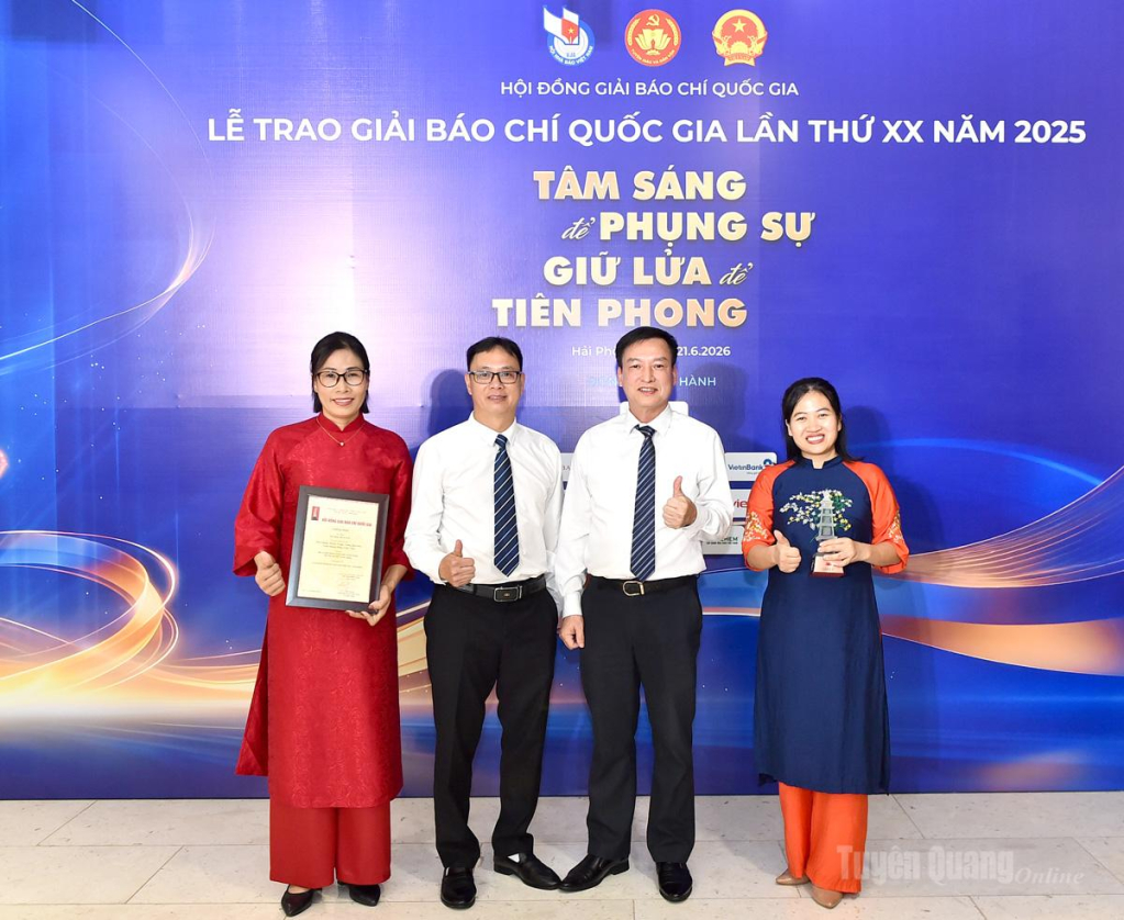 Nhóm tác giả đoạt giải C Giải Báo chí Quốc gia lần thứ XX năm 2025.