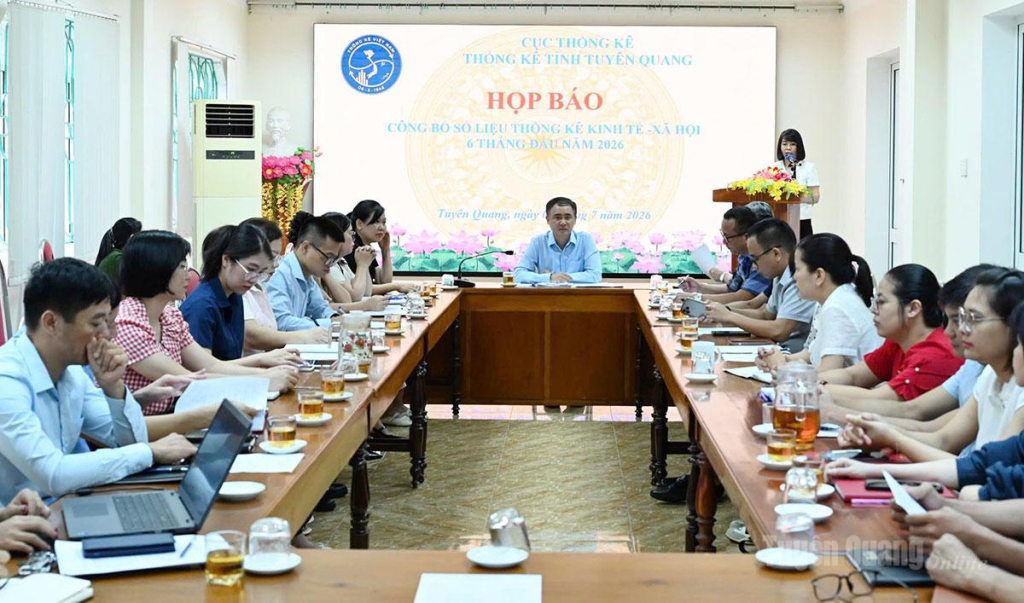 Toàn cảnh cuộc họp báo.