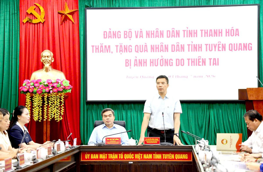 Đồng chí Nguyễn Hồng Phong, Ủy viên Dự khuyết BCH Trung ương Đảng, Phó Bí thư Thường trực Tỉnh ủy, Chủ tịch HĐND tỉnh chia sẻ những khó khăn, mất mát do thiên tai gây ra với nhân dân Tuyên Quang.