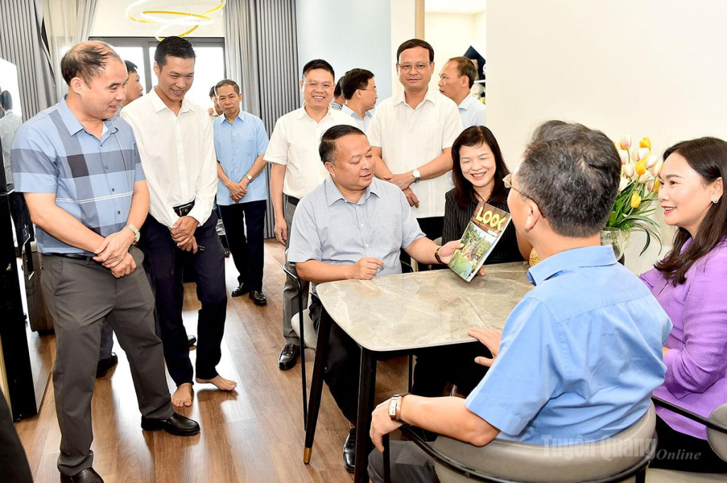 Chủ tịch UBND tỉnh Phan Huy Ngọc và Đoàn công tác trao đổi,  tìm hiểu thông tin về Dự án Nhà ở xã hội Golden Square Lào Cai.