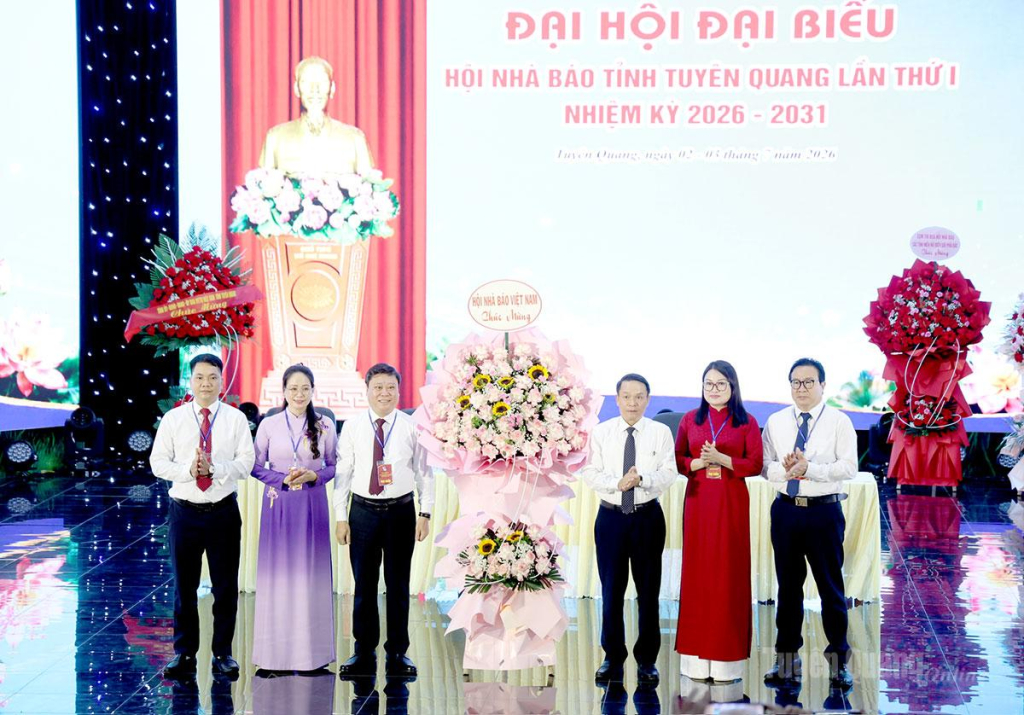 Đồng chí Nguyễn Đức Lợi, nguyên Ủy viên Trung ương Đảng, Phó Chủ tịch Thường trực Hội Nhà báo Việt Nam tặng hoa chúc mừng Đại hội.