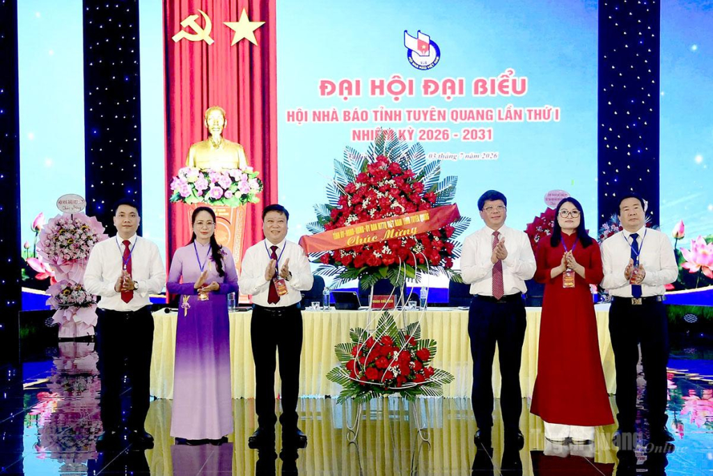 Đồng chí Hà Trung Kiên, Ủy viên BTV Tỉnh ủy, Phó Chủ tịch Thường trực Uỷ ban MTTQ Việt Nam tỉnh, thay mặt lãnh đạo tỉnh tặng hoa chúc mừng Đại hội.