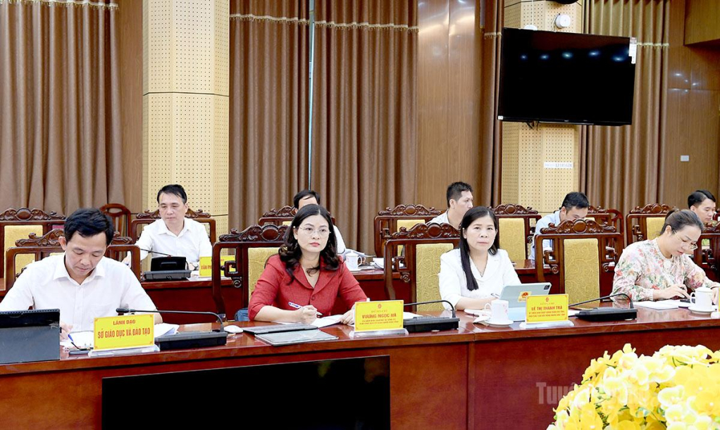 Các đồng chí lãnh đạo HĐND, UBND tỉnh và các sở, ngành dự buổi làm việc.