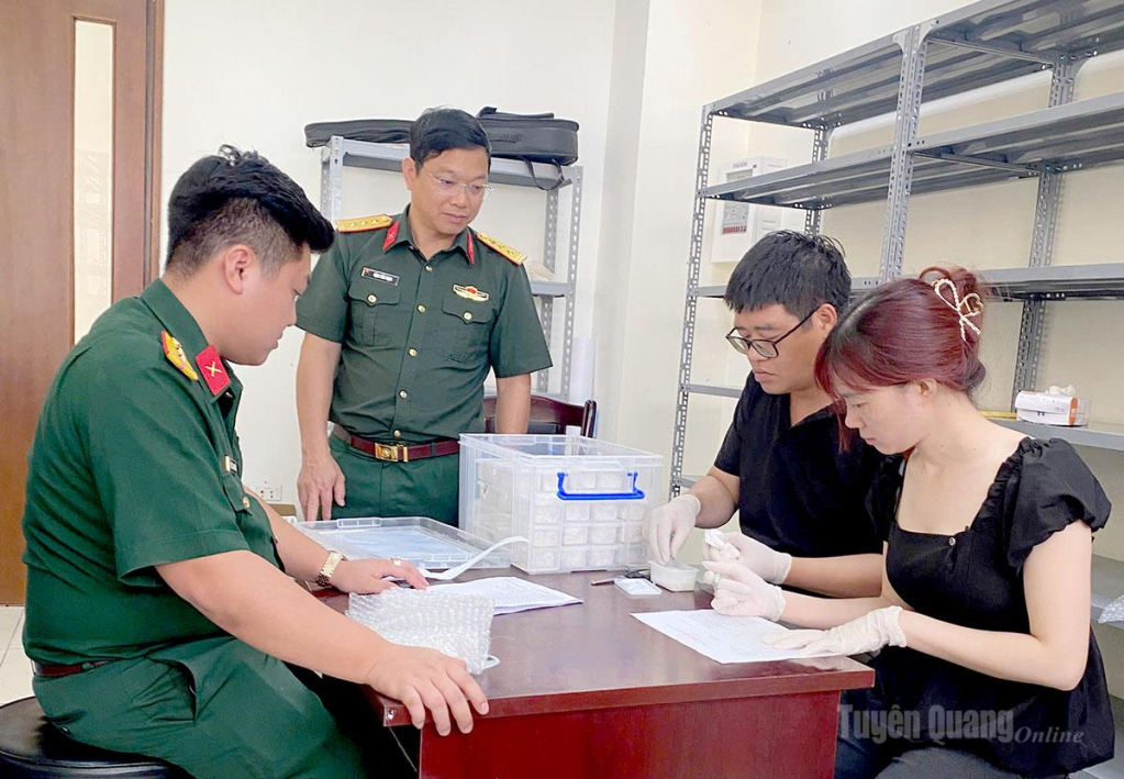 Đại diện Ban Chỉ đạo tìm kiếm, xác định danh tính liệt sĩ tỉnh Tuyên Quang bàn giao mẫu hài cốt liệt sĩ cho Viện Hàn lâm Khoa học và Công nghệ Việt Nam.