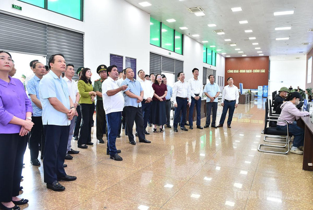 Các đồng chí lãnh đạo tỉnh tham quan khu hành chính Cửa khẩu Kim Thành.