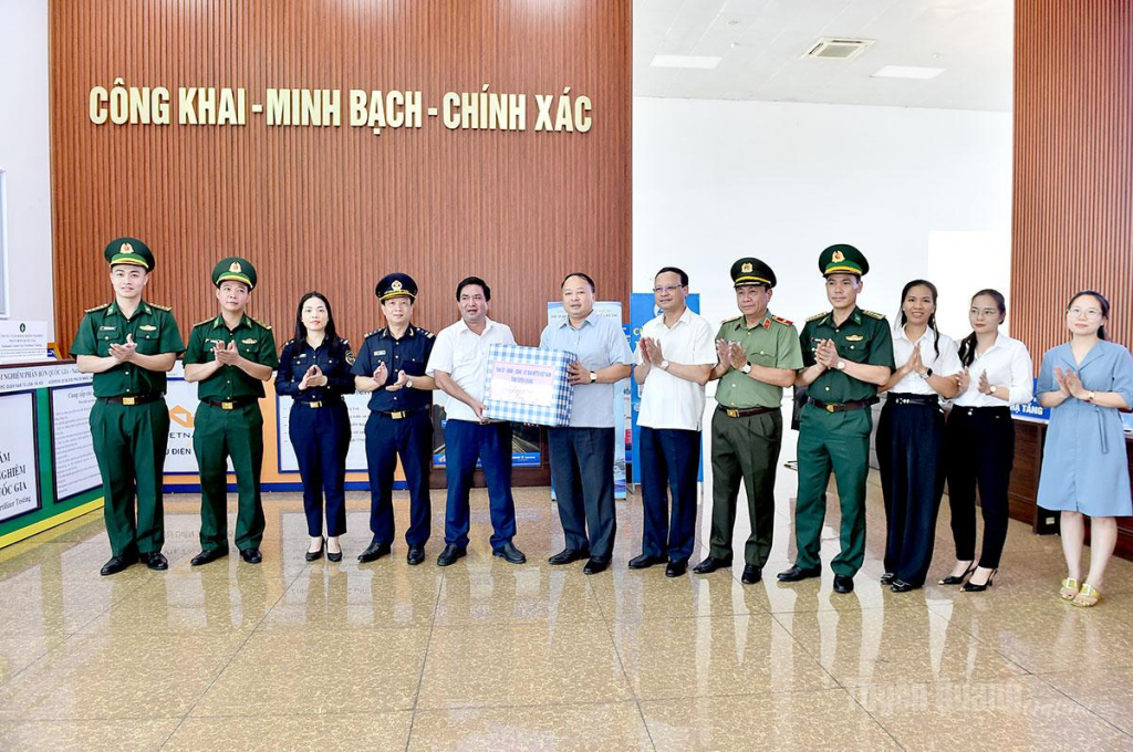Đồng chí Chủ tịch UBND tỉnh tặng quà cán bộ Khu cửa khẩu Kim Thành.