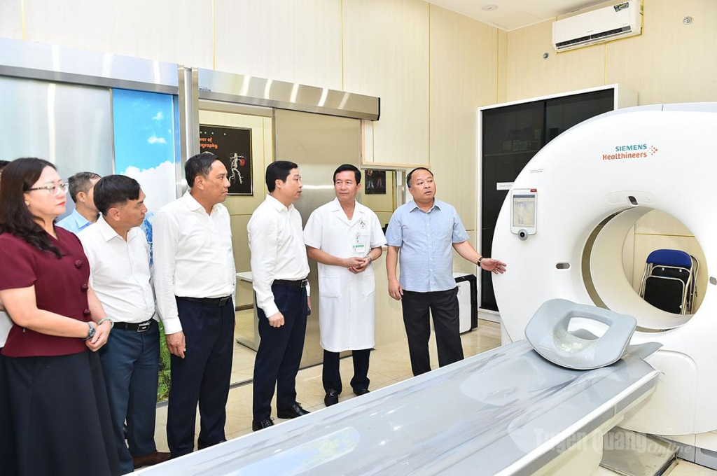 Chủ tịch UBND tỉnh Phan Huy Ngọc tìm hiểu các thiết bị khám chữa bệnh của bệnh viện.