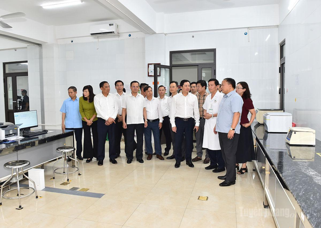 Các đồng chí lãnh đạo tỉnh thăm khu vực xét nghiệm tại Bệnh viện Đa khoa số 2 Lào Cai.