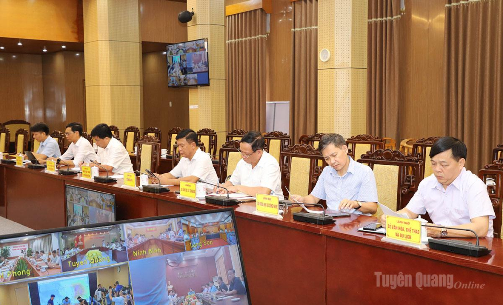 Lãnh đạo các sở, ngành dự phiên họp.