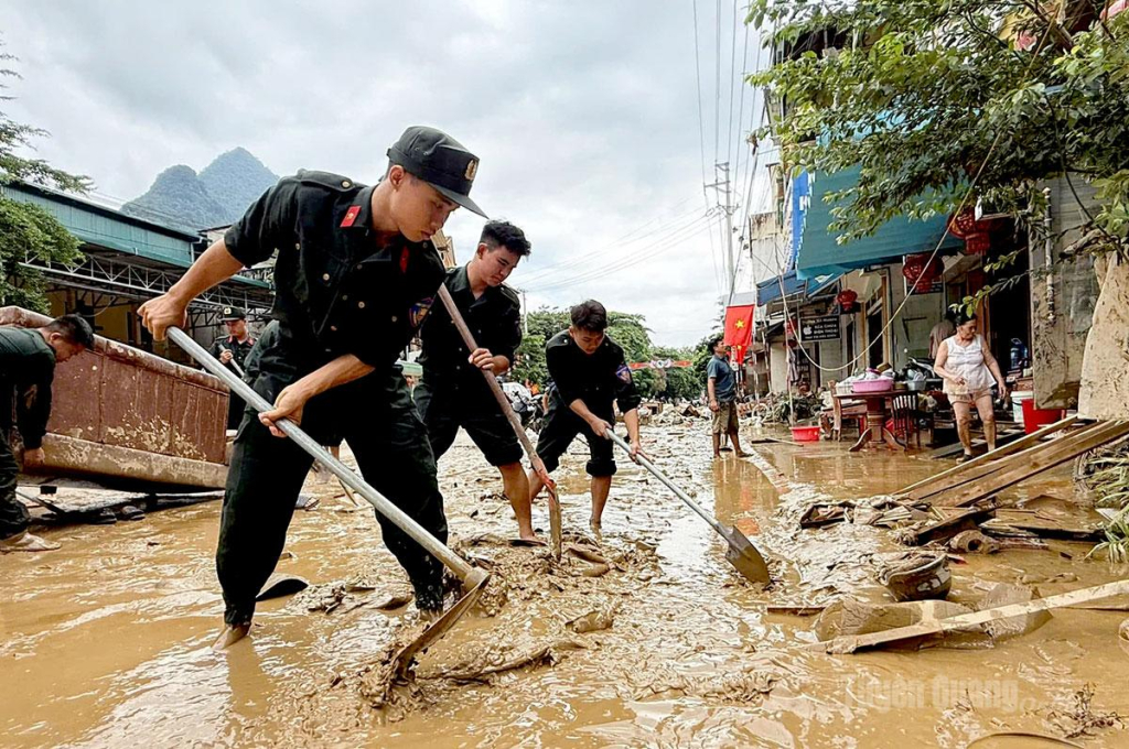 Chiến sĩ Cảnh sát cơ động hỗ trợ người dân ở phường Hà Giang 1 và phường Hà Giang 2 khắc phục hậu quả mưa lũ.