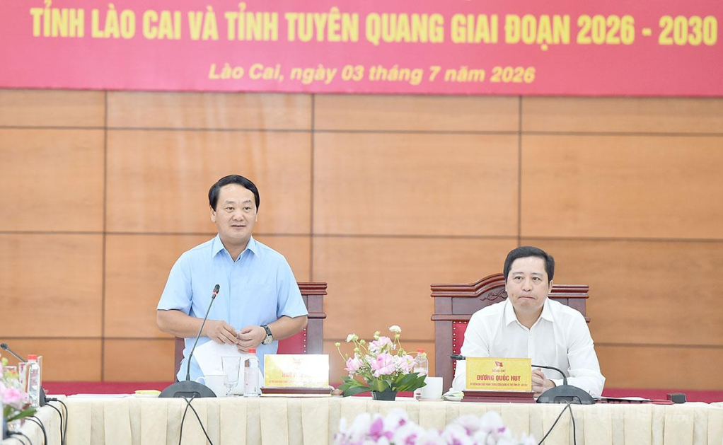 Đồng chí Bí thư Tỉnh ủy Hầu A Lềnh phát biểu tại hội nghị.