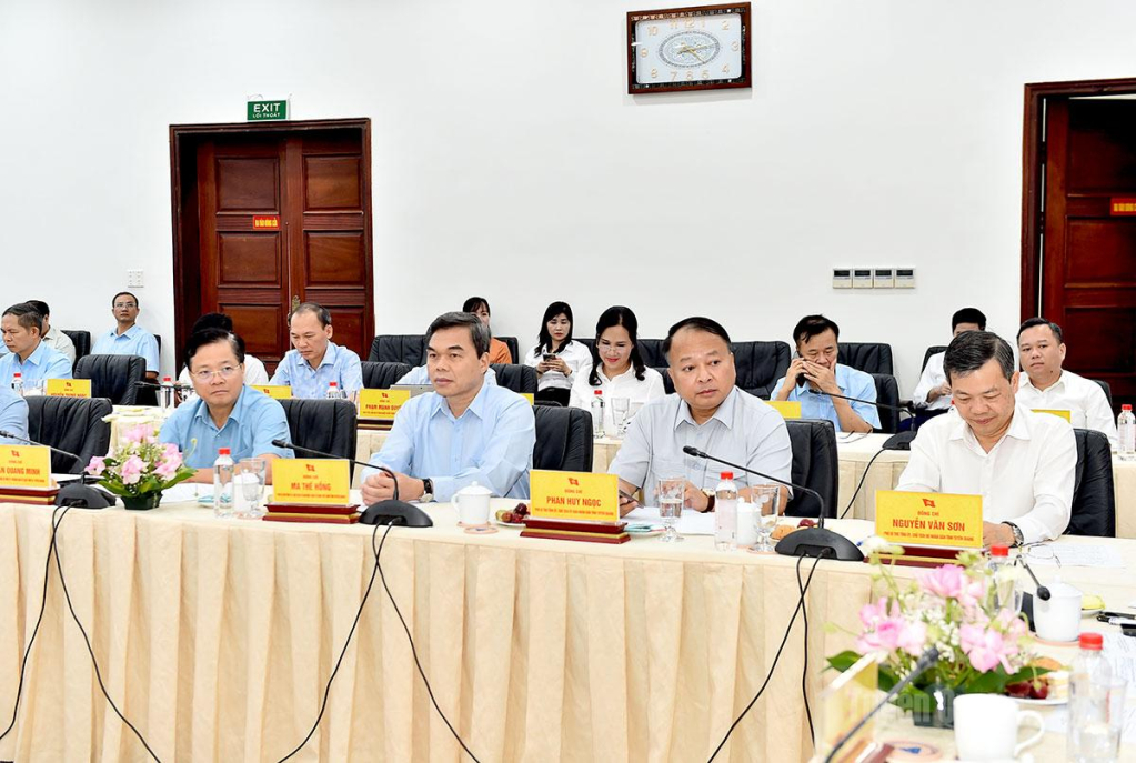 Các đồng chí Thường trực Tỉnh ủy tại hội nghị.