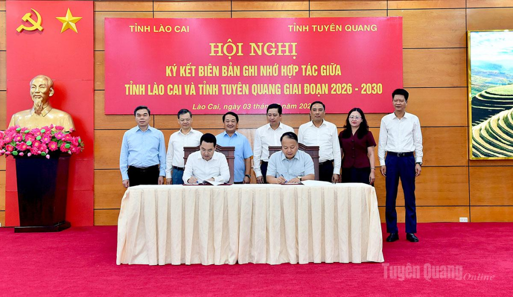 Các đồng chí Chủ tịch UBND hai tỉnh Tuyên Quang và Lào Cai ký Biên bản ghi nhớ.