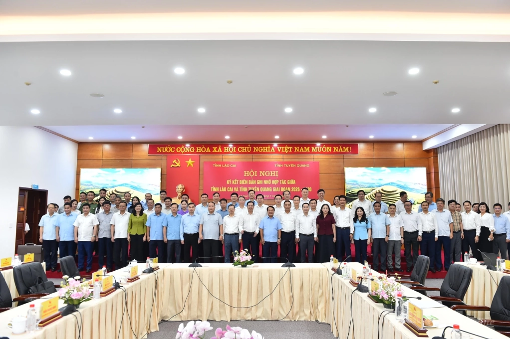 Các đồng chí lãnh đạo hai tỉnh Tuyên Quang và Lào Cai chụp ảnh chung.