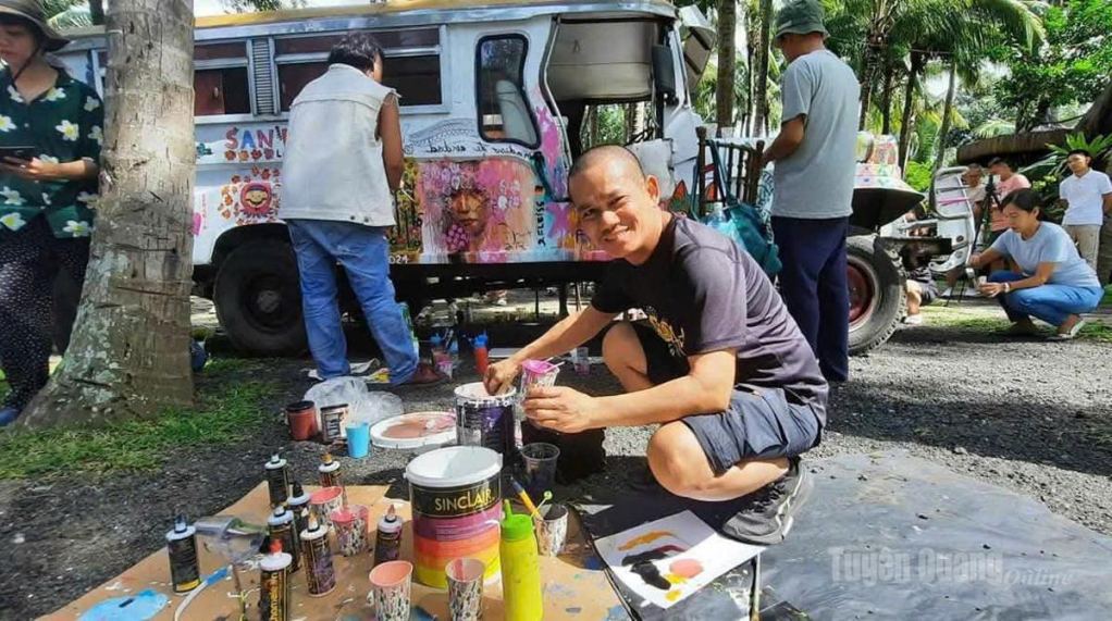 Họa sỹ Nguyễn Thế Hùng.