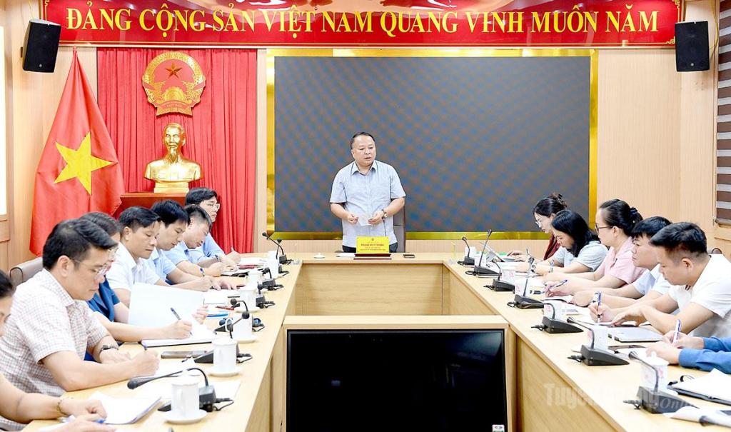 Chủ tịch UBND tỉnh Phan Huy Ngọc chủ trì làm việc với Ban Chỉ đạo cấp tỉnh Kỳ thi tốt nghiệp THPT năm 2026 yêu cầu khẩn trương làm rõ thông tin về kết quả điểm thi môn Toán của các thí sinh Trường THPT Chuyên Tuyên Quang.