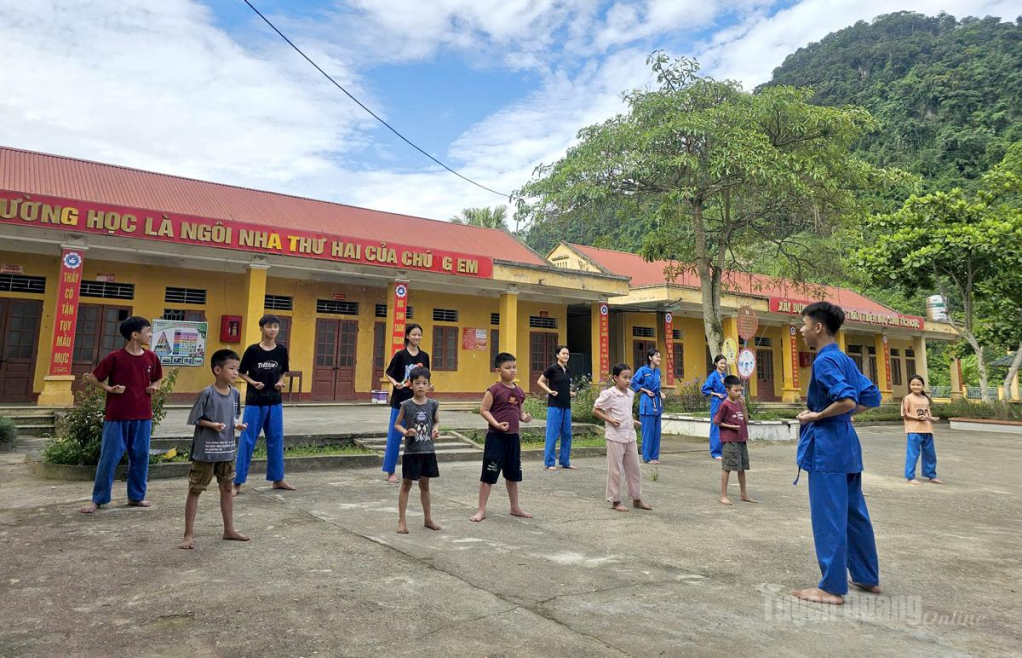 Huấn luyện viên đang nỗ lực luyện tập cho các vận động viên nhí tham gia giải đấu.