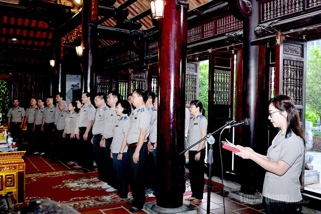 Đoàn dâng hương, báo công tại Đền thờ Chủ tịch Hồ Chí Minh.