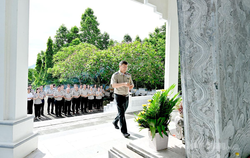 Đồng chí Nguyễn Tuyên, Trưởng Thi hành án dân sự tỉnh dâng hương tại Khu di tích Bộ Tư pháp, thôn Mới xã Minh Thanh.