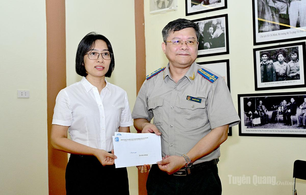 Nhân dịp này, Thi hành án dân sự Tuyên Quang và thành phố Hồ Chí Minh tặng 25 triệu đồng cho Quỹ xây dựng Nông thôn mới xã Minh Thanh.