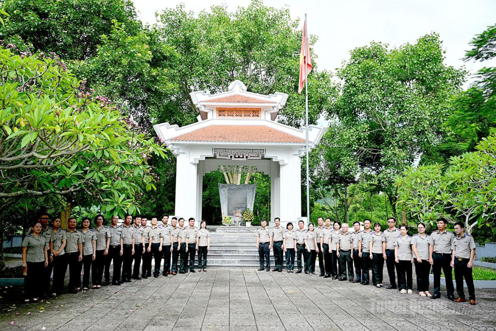 Đoàn chụp ảnh lưu niệm tại Di tích Bộ Tư pháp.