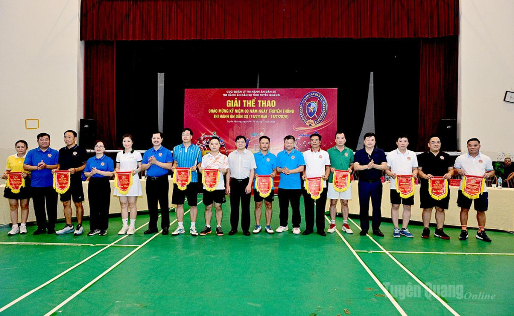 Ban tổ chức trao cờ lưu niệm, hoa cho các đội thi đấu.