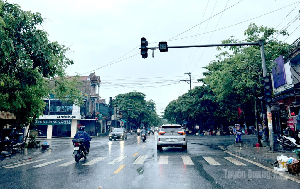 Đèn tín hiệu giao thông không hoạt động tại ngã tư xã Tân Quang.