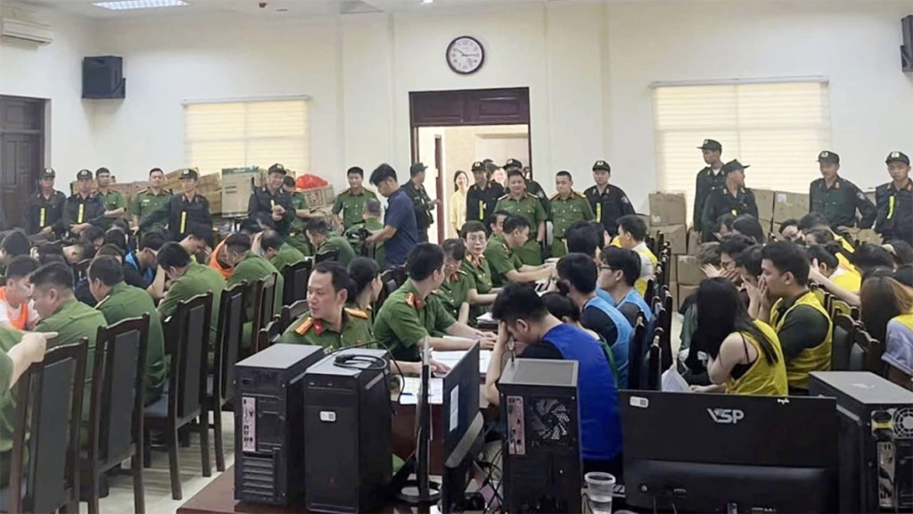 Công an làm việc với các nghi phạm vụ hợp đồng sở hữu kỳ nghỉ.