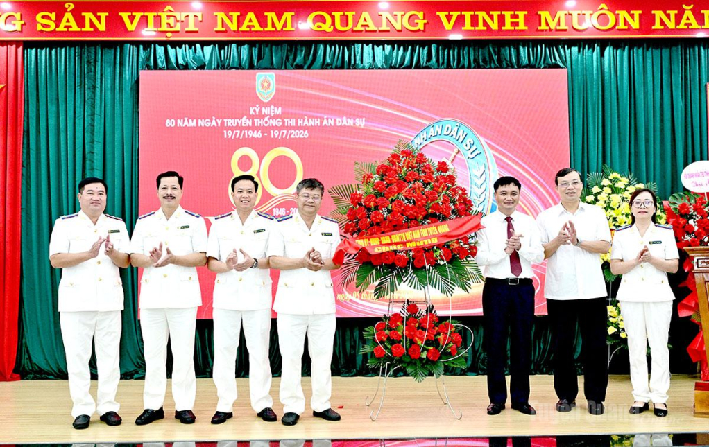 Thay mặt Tỉnh ủy, HĐND, UBND, Ủy ban MTTQ tỉnh, Phó Chủ tịch UBND tỉnh Đỗ Anh Tuấn chúc mừng Thi hành án dân sự Tuyên Quang nhân kỷ niệm 80 năm ngày truyền thống.