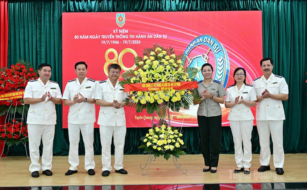 Lãnh đạo Cục Quản lý Thi hành án dân sự - Bộ Tư pháp chúc mừng Thi hành án dân sự Tuyên Quang nhân kỷ niệm 80 năm ngày truyền thống ngành.